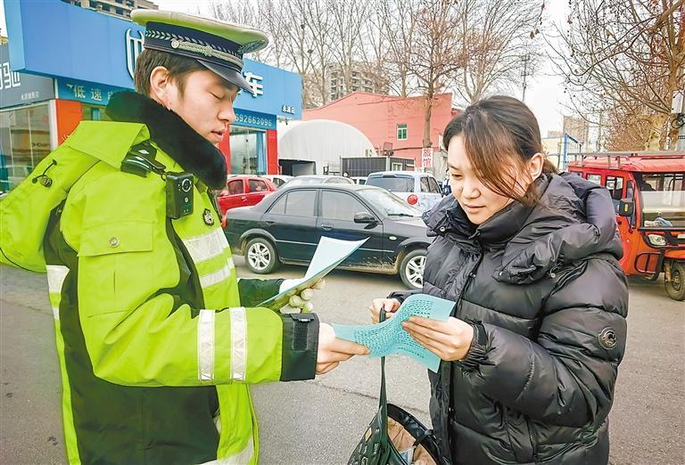 民警向群众宣传交通安全知识。本报记者 王静 本报通讯员 杨彦兵 摄