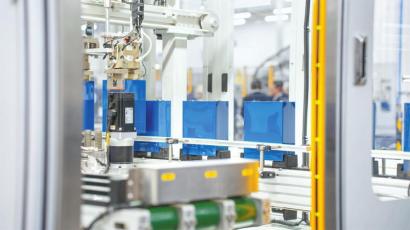 宜宾中车时代储能基地项目一期工厂内,储能电池批量下线。 罗顺 摄