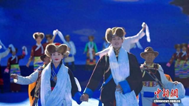 图为桑日县思金拉错旅游民歌盛典现场。 桑日县融媒体中心供图