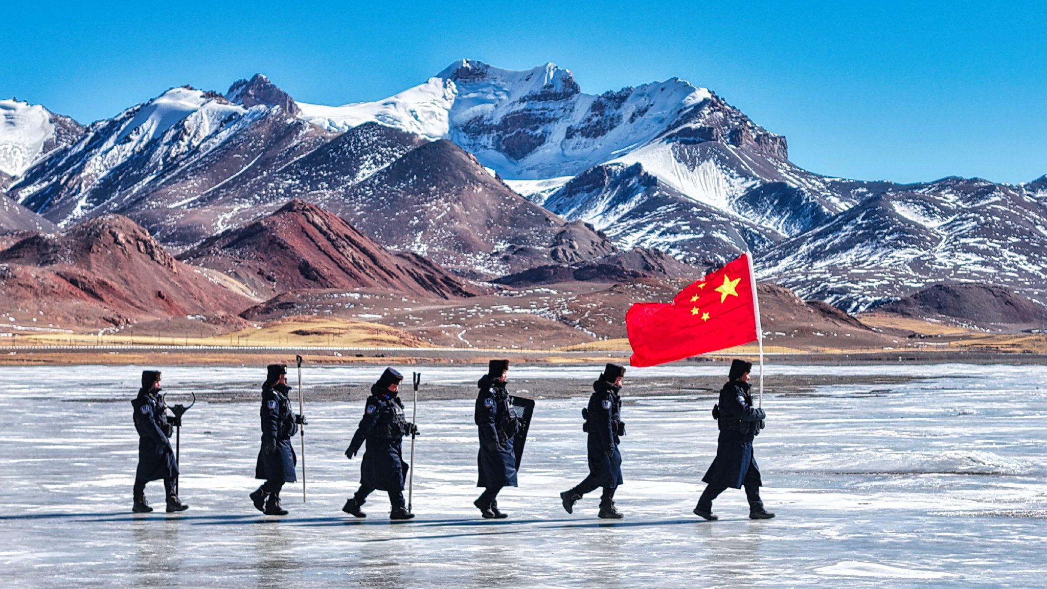 赛图拉边境派出所的民警正在219沿线的边境管理区巡逻。