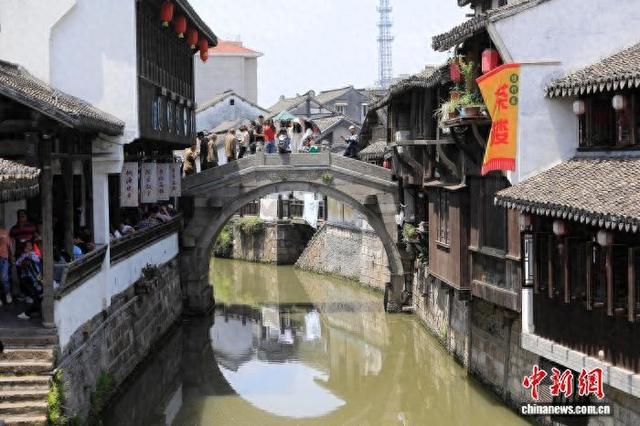 民众在新场古镇游玩。中新网记者 殷立勤 摄