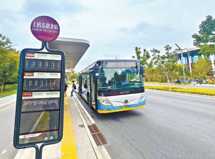 　　T116路停靠在北京城市图书馆附近。北京公交集团客五分公司供图