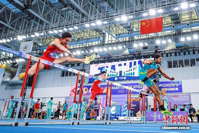 2月8日，天津，中国选手费翔(左)在男子七项全能60米栏比赛中跨栏。 中新社记者 佟郁 摄