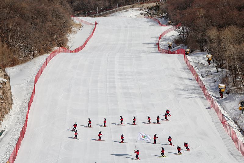 国家高山滑雪编队滑雪表演。新京报记者 陶冉 摄