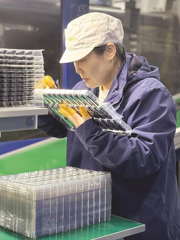 工人正在认真工作。 赵鸿粼 摄