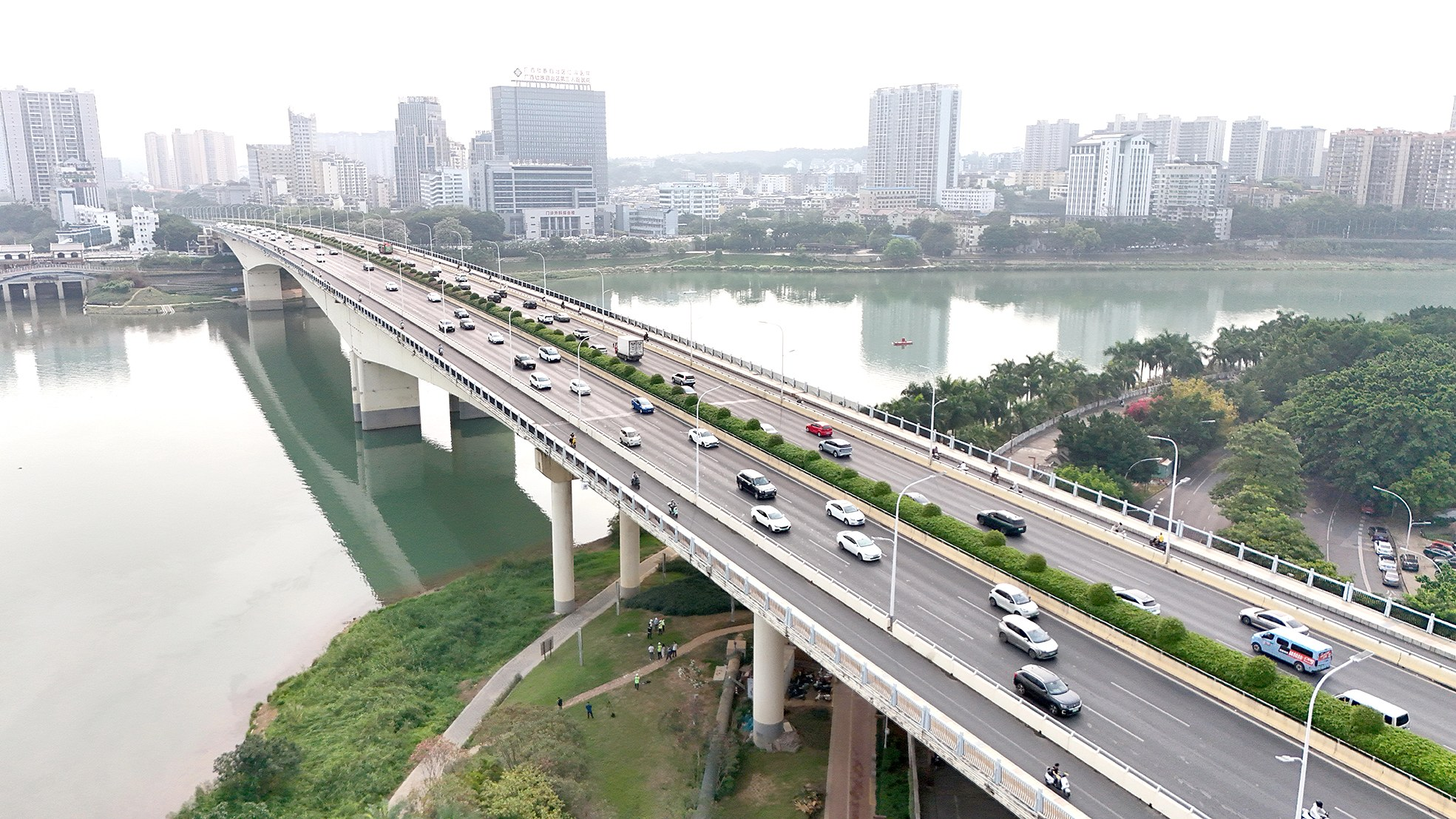     葫芦鼎大桥车水马龙。    本报记者周圆曦 摄