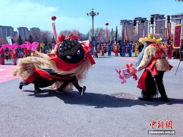 图为传统社火舞狮表演现场。李隽 摄