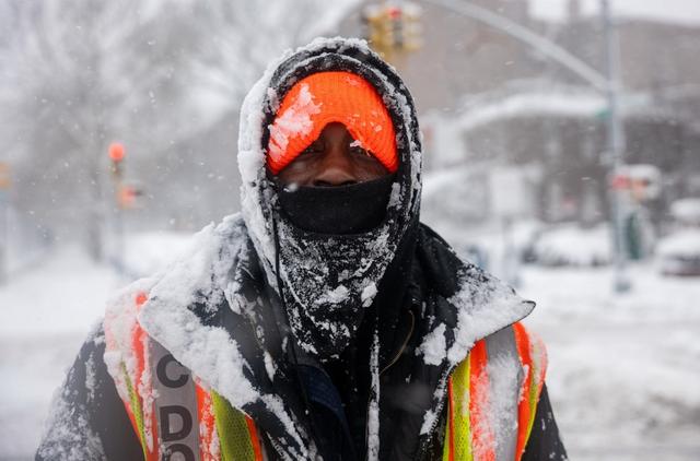 2月23日，美国纽约市，一名市政铲雪工人在布鲁克林区街道上。视觉中国 图