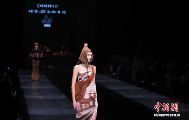 图为模特展示设计师作品。 张畅 摄