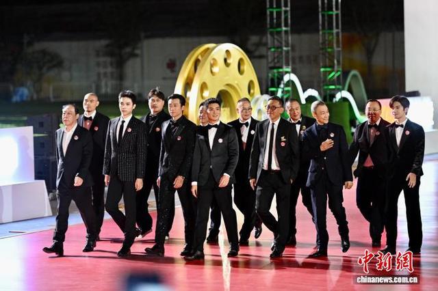 11月15日，第38届中国电影金鸡奖红毯仪式在福建厦门举行。图为电影《澎湖海战》剧组亮相红毯仪式。中新社记者 王东明 摄