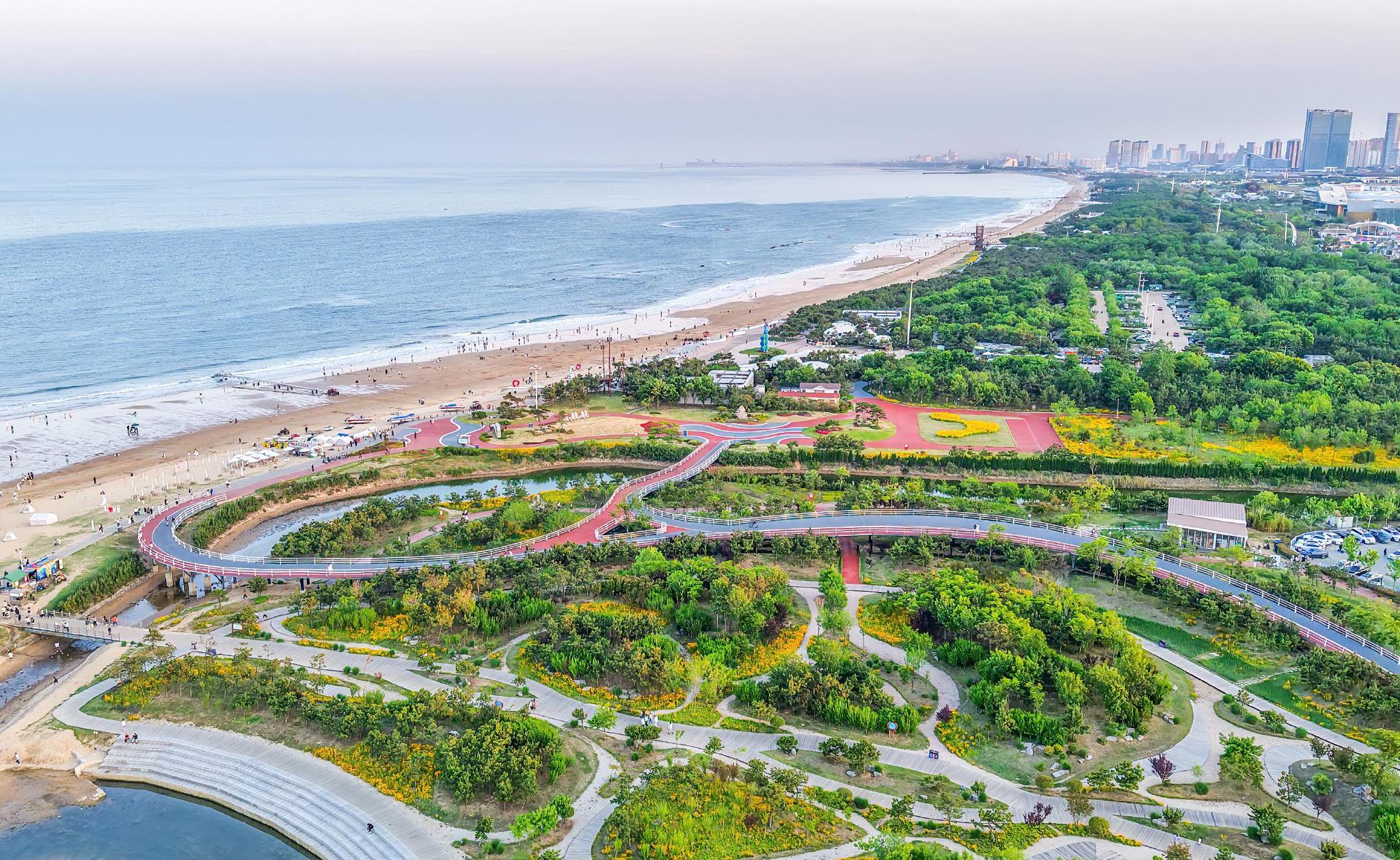 △新时代以来，美丽中国建设迈出重大步伐。图为2025年5月拍摄的山东日照阳光海岸绿道。