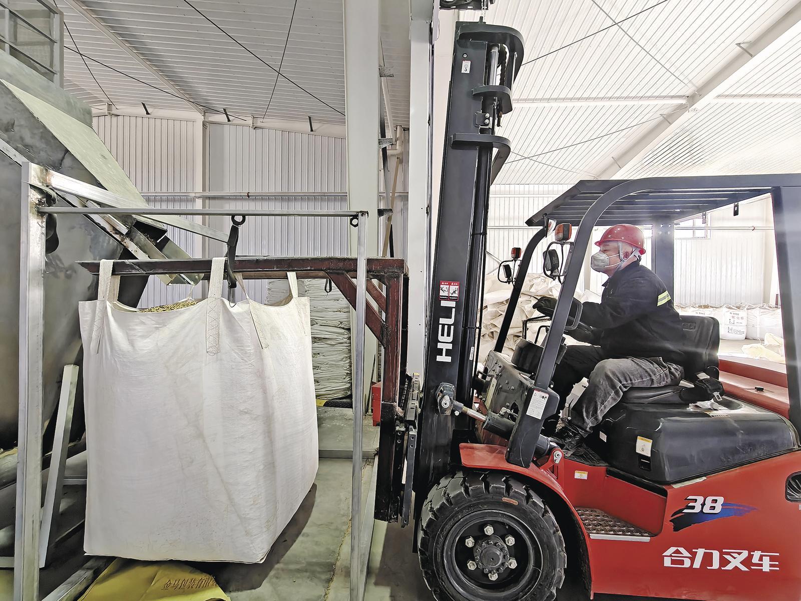 工作人员进行吨包打包工作。 本报记者 齐延迪 摄