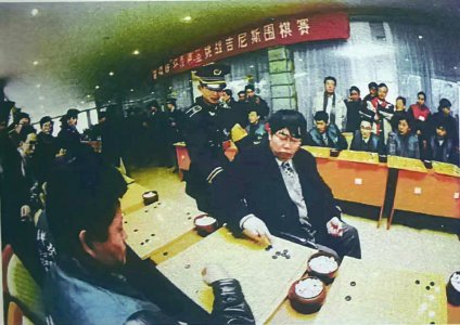 　　2000年2月22日，聂卫平参与由华西都市报策划的“聂卫平1对150围棋多面打”比赛。 本报资料图