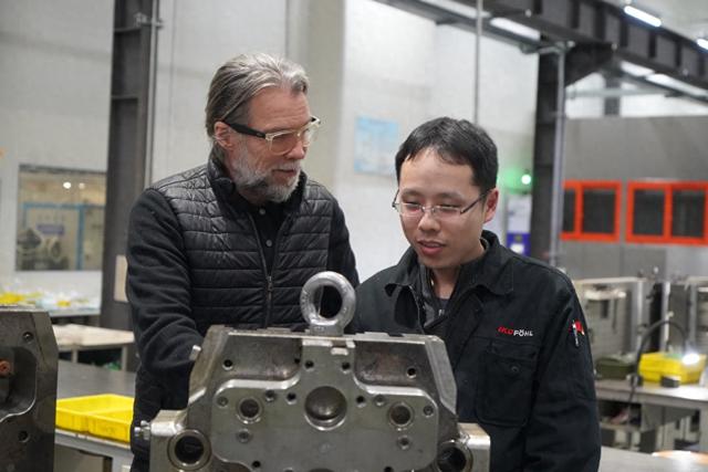 2026年2月24日，爱柯迪富乐精密科技（江苏）股份有限公司董事长齐汉（左）在和员工交流。（图片来源：新华社）