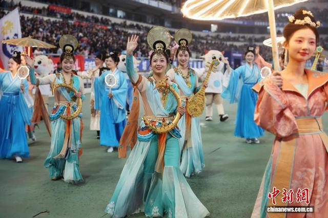 图为来自南京多个旅游热门景区的演员在比赛中场巡游。中新社记者 泱波 摄