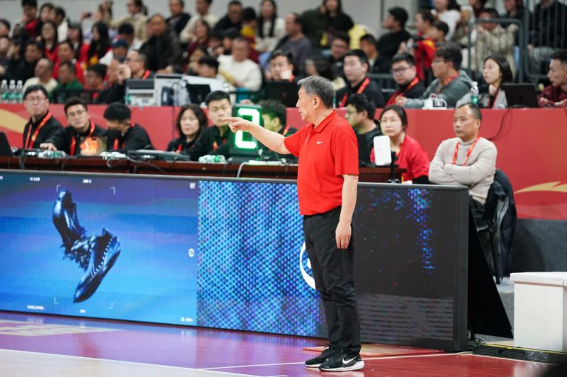 2月7日，中国队主教练宫鲁鸣在比赛中指导。新华社记者 杜宇 摄