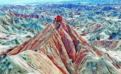     塔里木油田员工在秋里塔格山顽强攻坚。塔里木油田供图