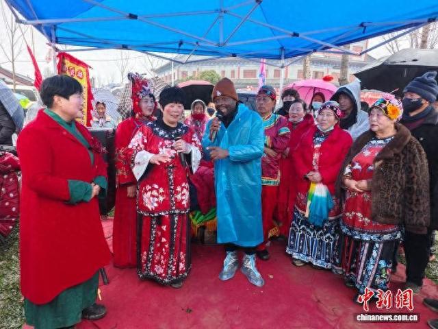 2月28日，非洲小伙刘汴京(中)在马街书会现场表演豫剧。记者 韩章云 摄