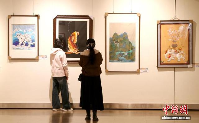 11月15日，青海西宁，市民参观堆绣展。 张忠苹 摄