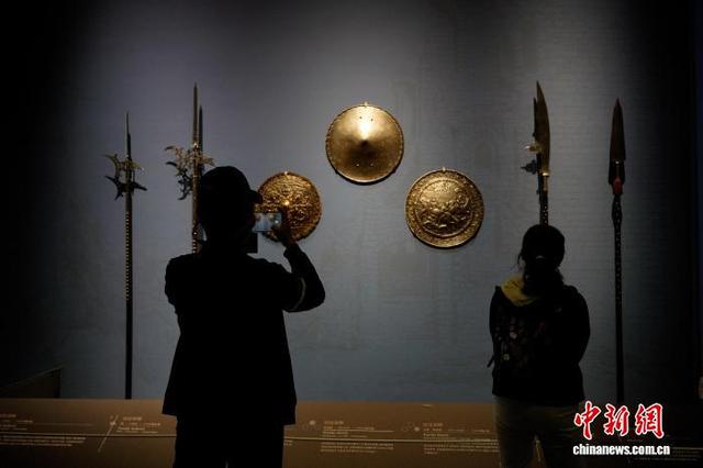 图为观众参观展览。中新社记者 安源 摄