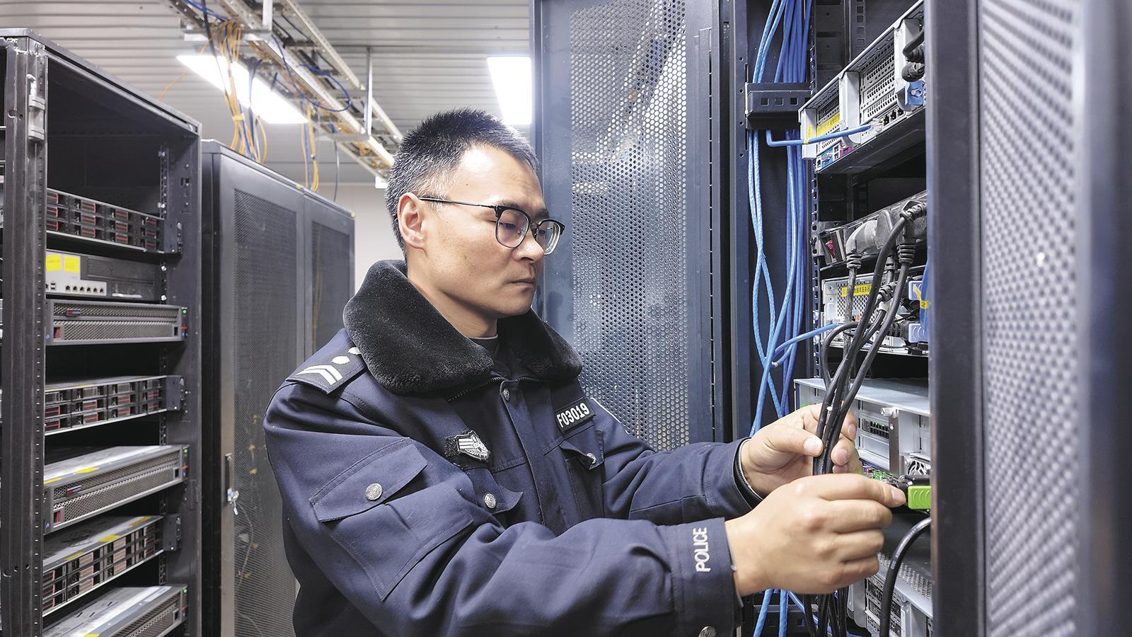 陈辉在机房进行日常运维检修。本报记者 顾植霞 拉毛措 摄