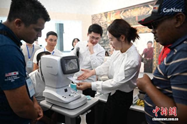 9月20日，浙江温州，国际航标管理人员体验眼健康智能产品。 王刚 摄