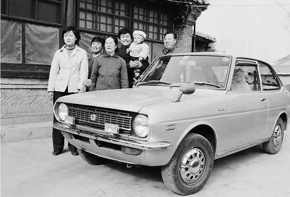 　　1984　　1984年，丰田小卧车在“养鸡状元”孙桂英家落户，一家人欢聚在车旁留影。 李晞 摄