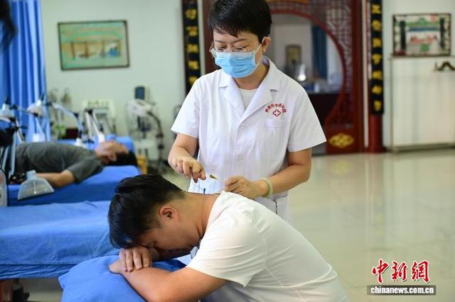 图为8月12日患者在敦煌市中医医院体验针灸。中新社记者 李亚龙 摄