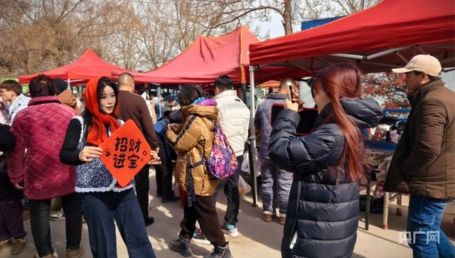 游客在市集里拍照打卡（央广网记者 郝振青 摄）