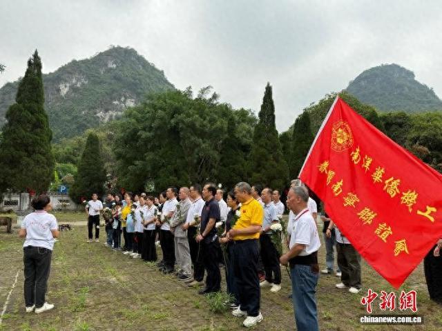 图为重走抗战桂越国际交通线·传承南侨机工爱国精神暨清明缅怀先烈主题活动在广西凭祥开展。韦佳秀 摄