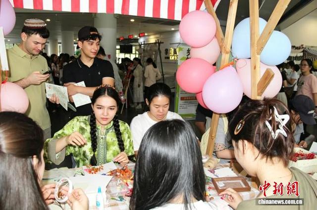 图为中外学子在体验制作干花贺卡。卢孟琪 摄