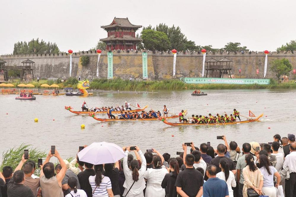 六月十九日，二〇二六年首届永年·广府“迎端午”龙舟赛在永年广府古城举行。 本报记者 李磊 摄