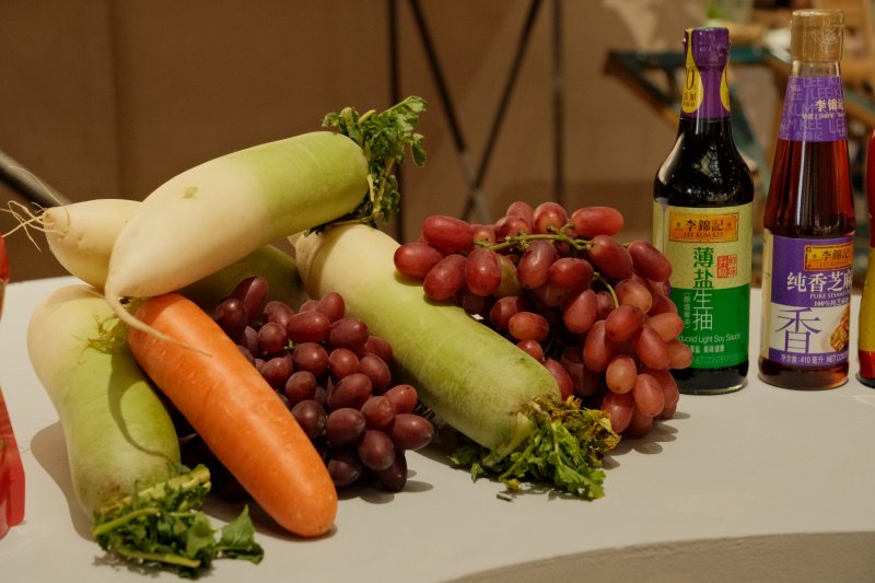 李锦记希望厨师的萝卜花雕刻展台吸引了不少居民