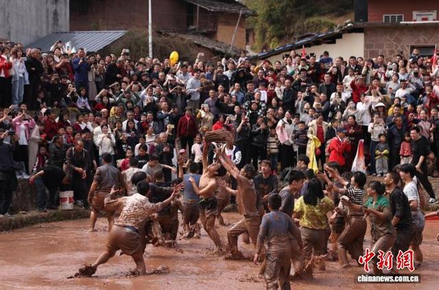 图为村民与游客在“闹春田”民俗活动中抓鱼抓鸭、激情互动，祈盼新的一年风调雨顺、五谷丰登。黄尉峰摄