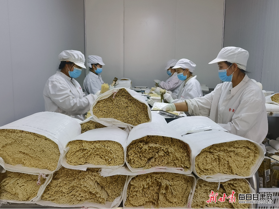 在甘肃雪麦农业发展有限公司，工人们正在赶制挂面订单