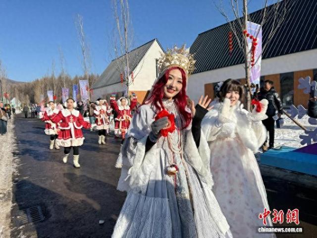 11月15日,内蒙古阿尔山,NPC(非玩家角色) 以冰雪公主的角色伴游巡街。 中新社记者 张玮 摄