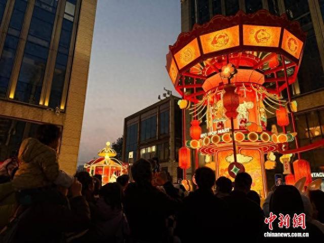 2月1日晚，2026上海豫园灯会六大灯区同时点亮，潮玩元素为传统灯会增添新意。中新社记者 郑莹莹 摄