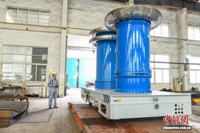 国网浙江电科院的技术人员正在进行装置平台爬坡功能测试。 刘广扩 摄