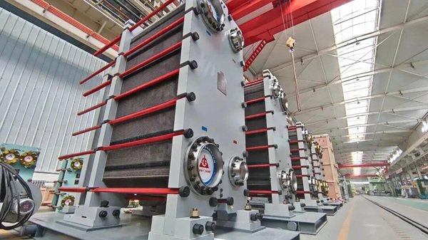 兰石集团发往海外客户的大型板式热交换器