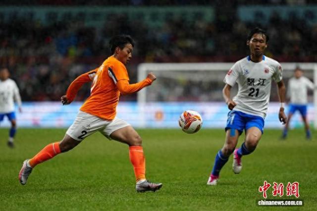 11月29日晚，2025/2026云南省城市足球联赛(简称“滇超”)在玉溪举行揭幕战。中新社记者 刘冉阳 摄