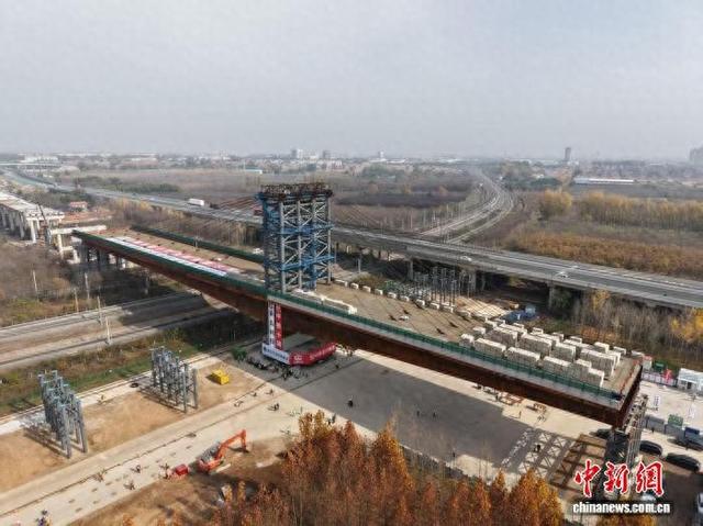 图为航拍转体现场。郭晓宁 摄