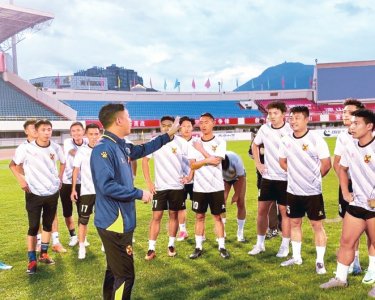 何伟对凉山队队员进行指导。受访者供图