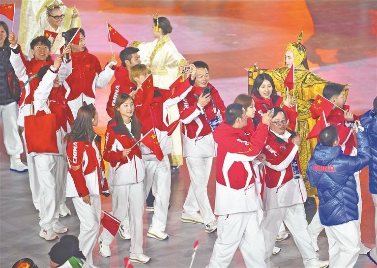 中国体育代表团在闭幕式上入场。新华社记者 孙非摄