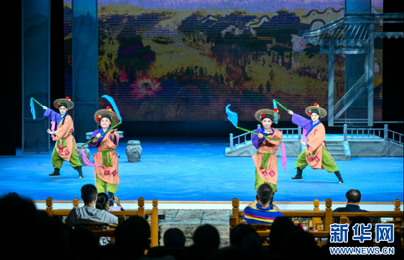  10月3日晚，互动式剧场演艺《三山旧梦》在福州评话伬艺传习所首演。新华网发（福州闽剧艺术传承发展中心供图）