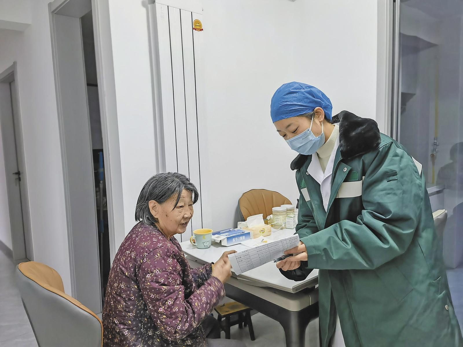 城西区通海路社区卫生服务中心家庭医生入户为签约居民进行慢性病随访。 本报记者 咸文静 摄