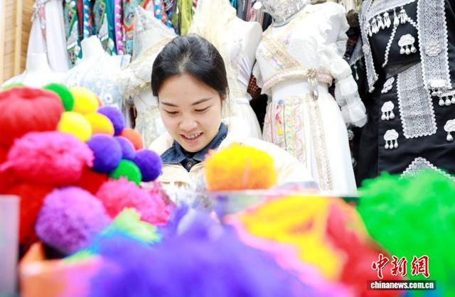 图为侗族妇女在制作头饰。龚普康 摄