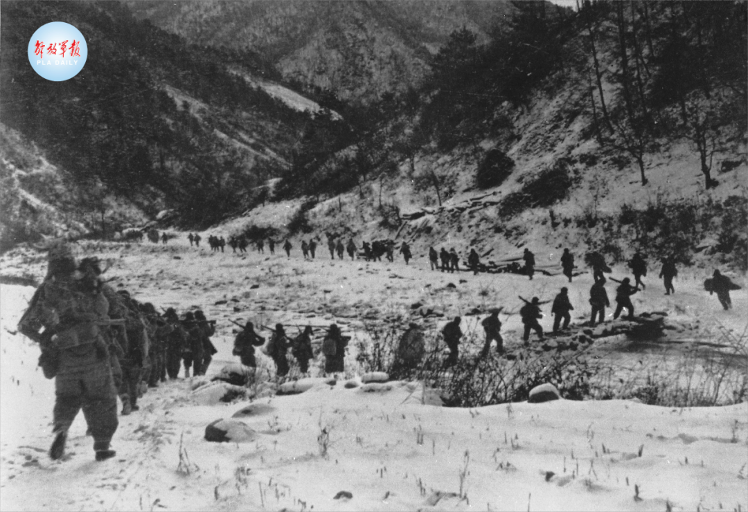 ▲中国人民志愿军官兵向死鹰岭急行军