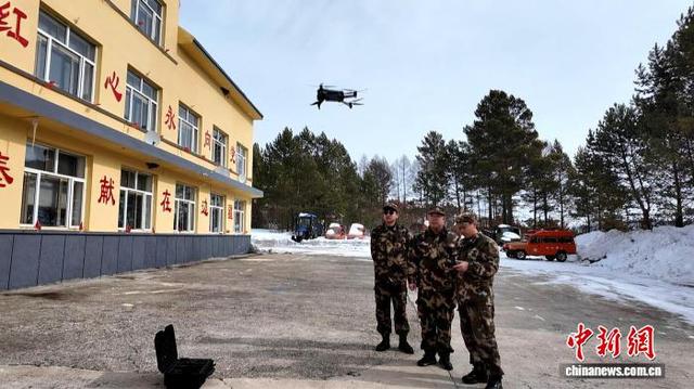 大兴安岭呼玛县金山林场运用无人机开展空中巡航实训。 刘妍宁 摄