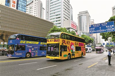 2025年贵州民族团结大巡游活动中，由贵阳公交公司打造的城市主题巴士亮相（资料图片）。