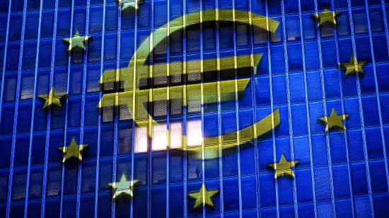 2025 年 12 月 30 日，德国西部美因河畔法兰克福的欧洲央行总部外墙投射出欧元符号投影。